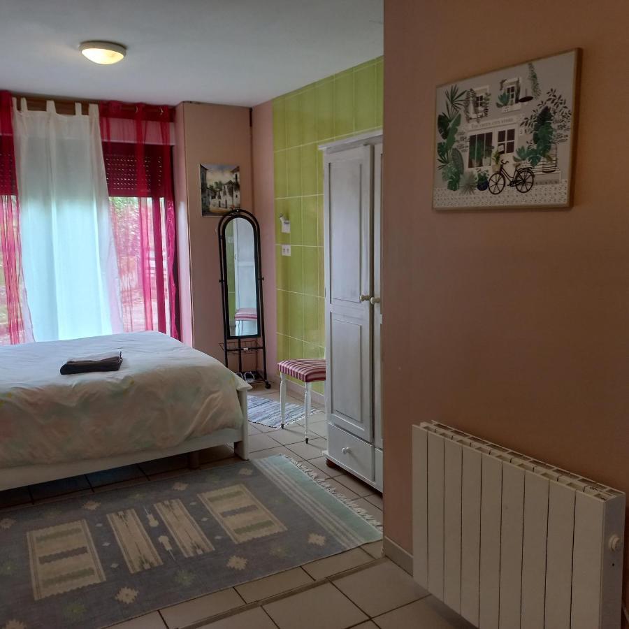 Chambre Spatieuse Avec Grand Lit. Aspet Экстерьер фото