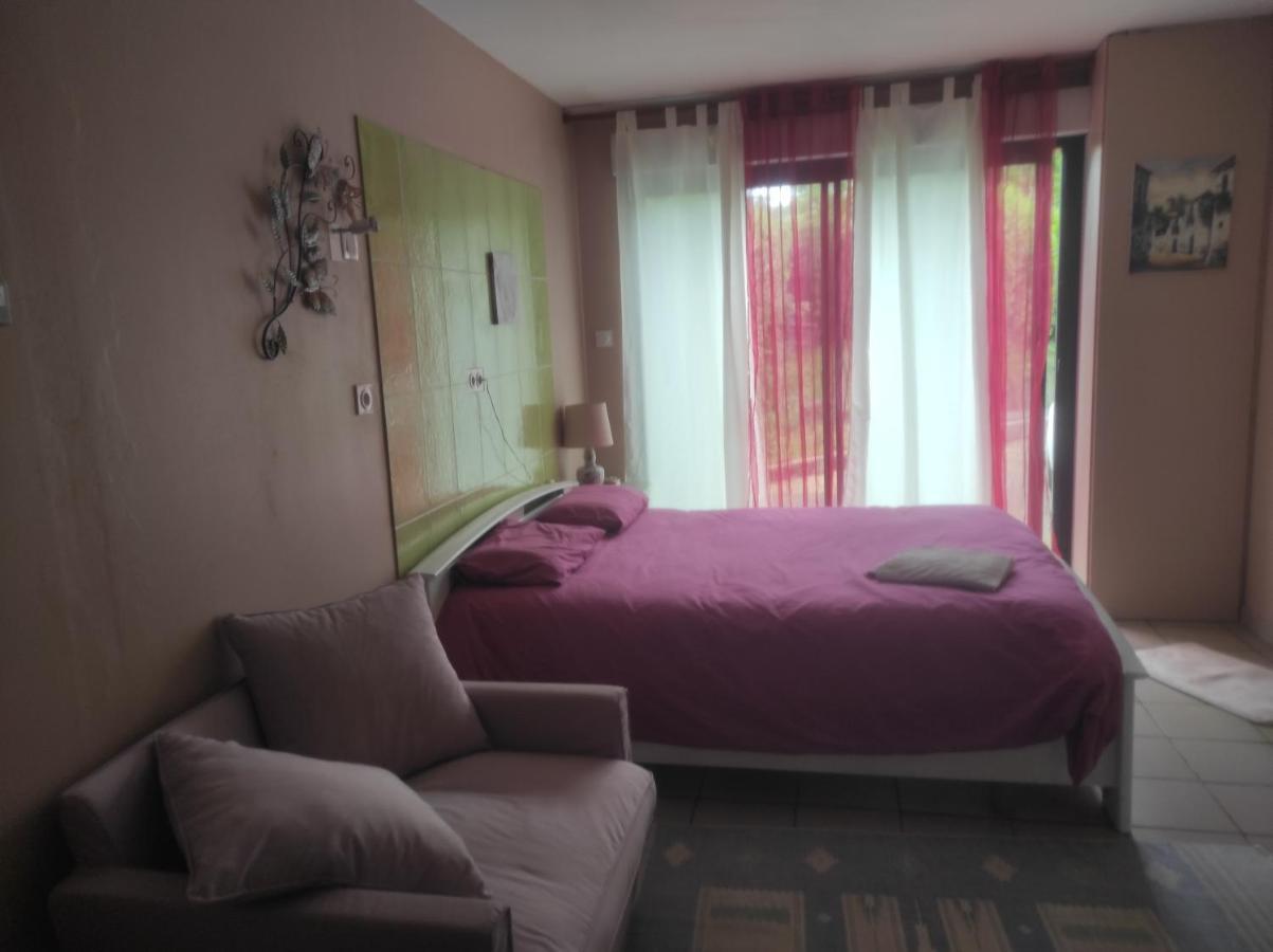 Chambre Spatieuse Avec Grand Lit. Aspet Экстерьер фото