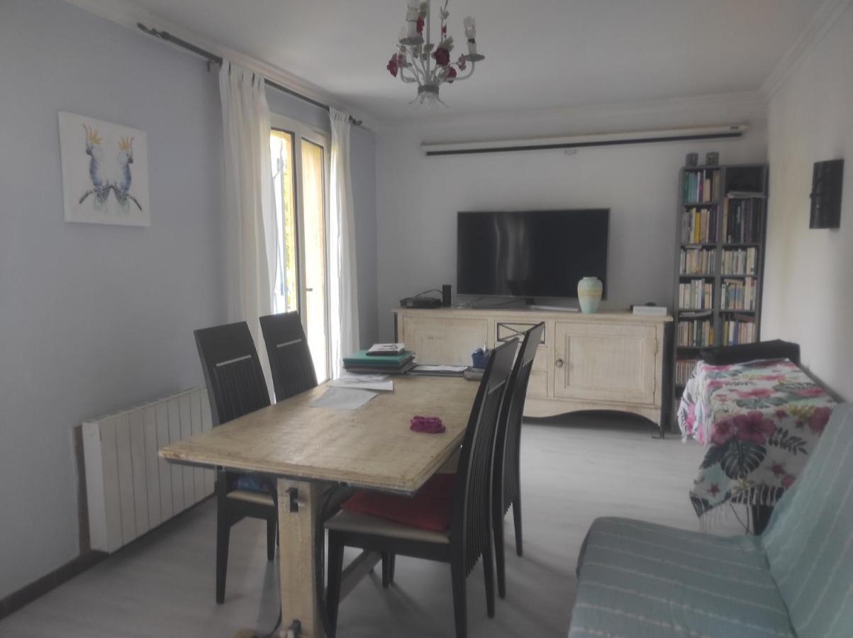 Chambre Spatieuse Avec Grand Lit. Aspet Экстерьер фото